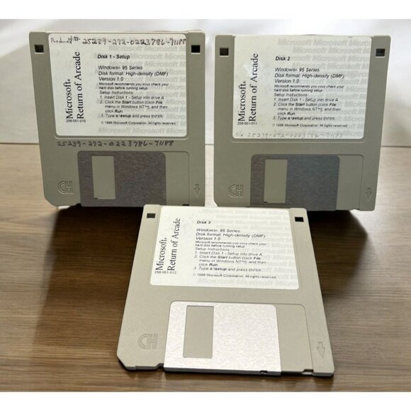 Microsoft Return Of Arcade Windows 95 Floppy Disk Set Retro Computer Gaming - Picture 1 of 5
